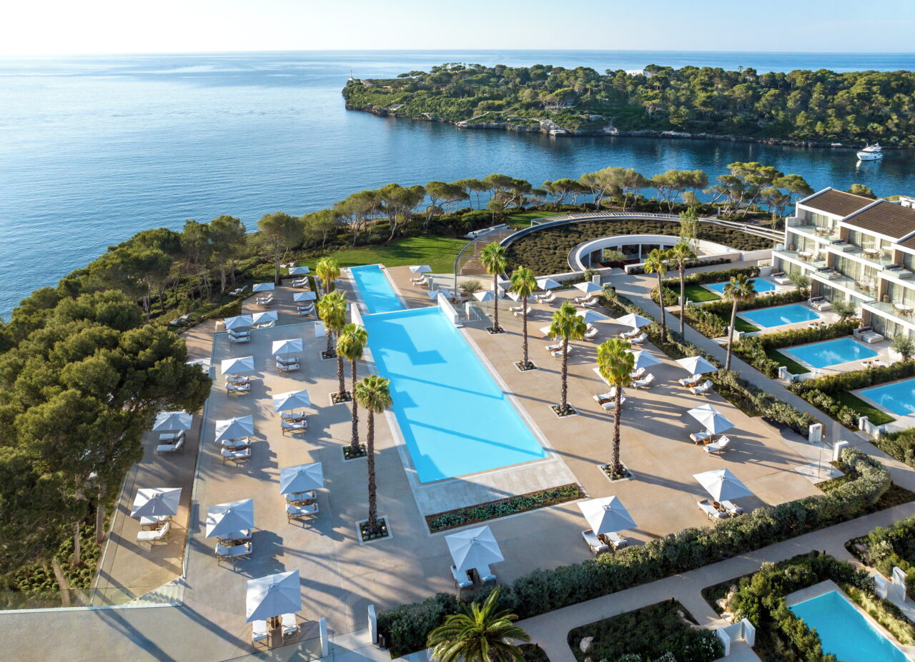 Outdoor pools with sea view
